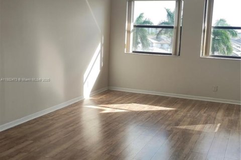 Condo in Doral, Florida, 1 bedroom  № 1930793 - photo 1