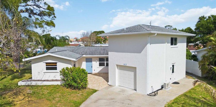 House in Venice, Florida 3 bedrooms, 175.68 sq.m. № 2123429
