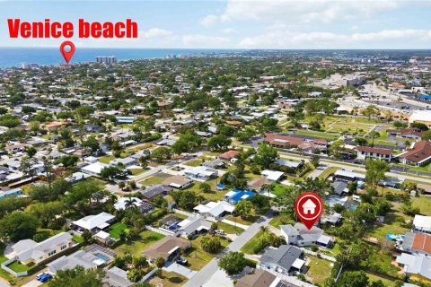 House in Venice, Florida 3 bedrooms, 175.68 sq.m. № 2123429 - photo 2