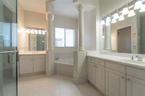 House in Cutler Bay, Florida 4 bedrooms, 231.88 sq.m. № 1476873 - photo 24