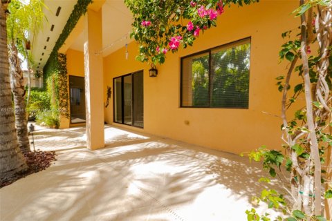 House in Cutler Bay, Florida 4 bedrooms, 231.88 sq.m. № 1476873 - photo 5
