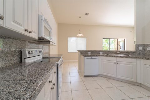 House in Cutler Bay, Florida 4 bedrooms, 231.88 sq.m. № 1476873 - photo 15