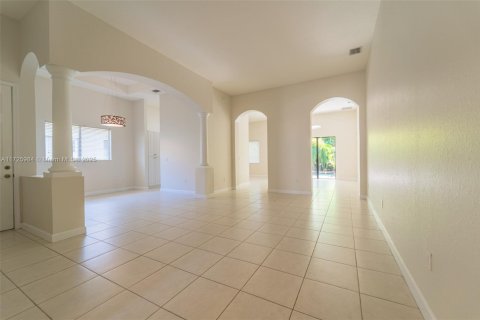 House in Cutler Bay, Florida 4 bedrooms, 231.88 sq.m. № 1476873 - photo 9
