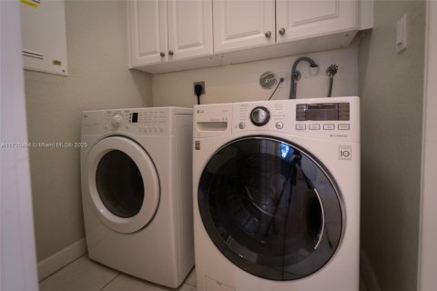 House in Cutler Bay, Florida 4 bedrooms, 231.88 sq.m. № 1476873 - photo 18