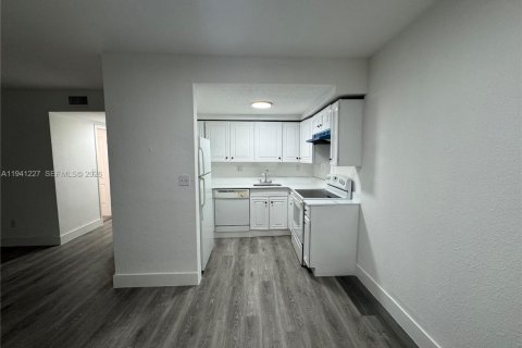 Appartement à louer à North Miami, Floride: 2 chambres, 83.61 m2 № 1999398 - photo 2