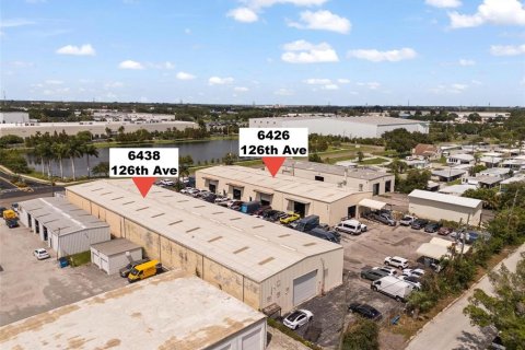 Propiedad comercial en venta en Largo, Florida, 2346.71 m2 № 1354454 - foto 3