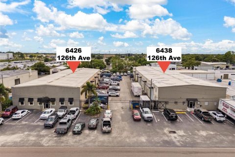 Propiedad comercial en venta en Largo, Florida, 2346.71 m2 № 1354454 - foto 1