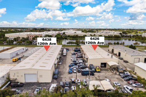 Propiedad comercial en venta en Largo, Florida, 2346.71 m2 № 1354454 - foto 4