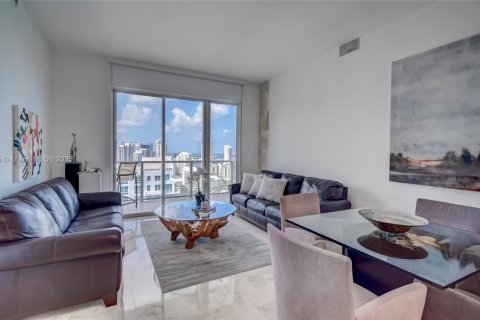 Apartamento en alquiler en Miami, Florida, 2 dormitorios, 102.19 m2 № 1842717 - foto 3