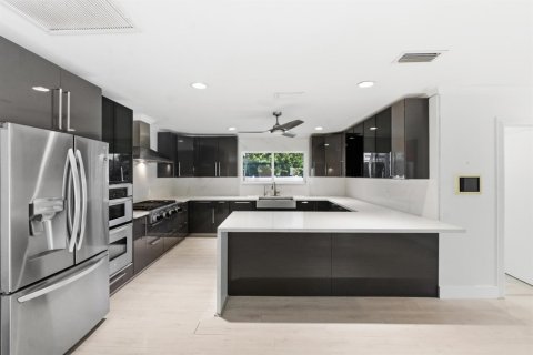 House in Fort Lauderdale, Florida 4 bedrooms, 249.07 sq.m. № 2153740 - photo 13