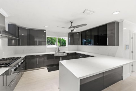 House in Fort Lauderdale, Florida 4 bedrooms, 249.07 sq.m. № 2153740 - photo 12