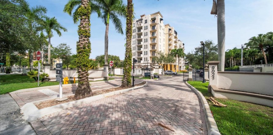 Кондоминиум с 3 спальнями в Майами, Флорида № 1982181