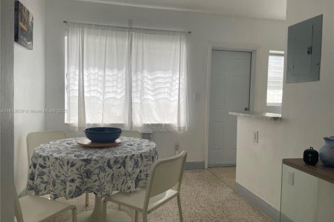 Casa en alquiler en Miami Beach, Florida, 2 dormitorios, 83.61 m2 № 1758537 - foto 2
