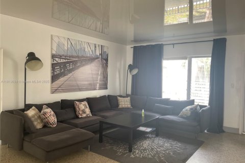 Casa en alquiler en Miami Beach, Florida, 2 dormitorios, 83.61 m2 № 1758537 - foto 1