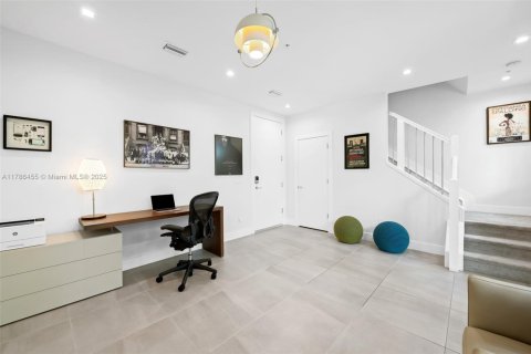 Townhouse in Wilton Manors, Florida 3 bedrooms, 146.79 sq.m. № 1705303 - photo 4