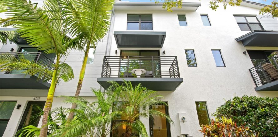 Townhouse in Wilton Manors, Florida 3 bedrooms, 146.79 sq.m. № 1705303