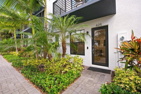 Townhouse in Wilton Manors, Florida 3 bedrooms, 146.79 sq.m. № 1705303 - photo 2
