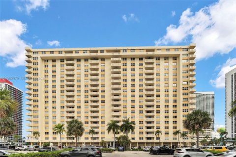 Condominio en Hallandale Beach, Florida, 2 dormitorios № 2054607