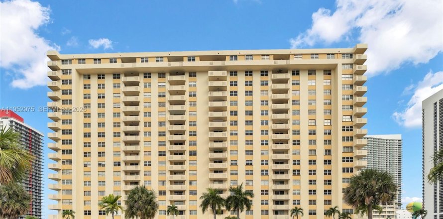 Condo in Hallandale Beach, Florida, 2 bedrooms  № 2054607