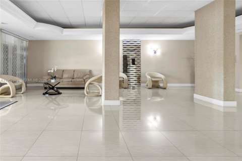 Condo in Hallandale Beach, Florida, 2 bedrooms  № 2054607 - photo 2