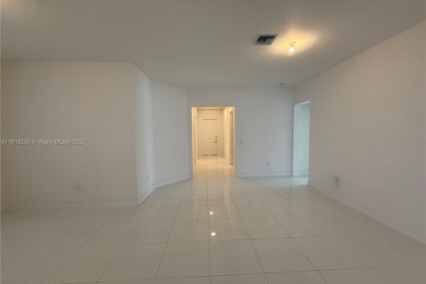 Снять в аренду виллу или дом в Мирамар, Флорида 4 спальни, 211.26м2, № 1766790 - фото 13