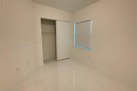 Снять в аренду виллу или дом в Мирамар, Флорида 4 спальни, 211.26м2, № 1766790 - фото 17