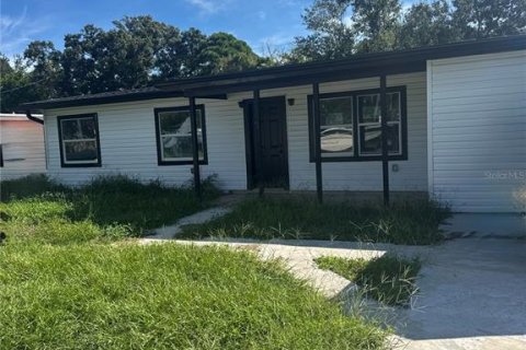 House in Largo, Florida 4 bedrooms, 109.9 sq.m. № 2396418