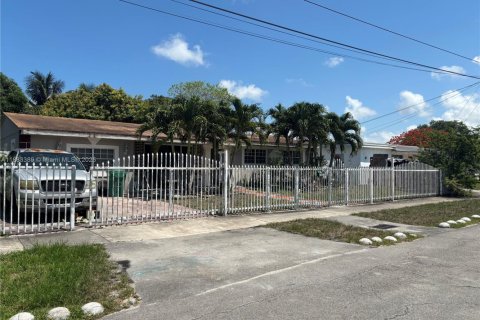 House in Miami, Florida 3 bedrooms, 201.23 sq.m. № 1929594 - photo 1