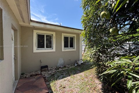 House in Miami, Florida 3 bedrooms, 201.23 sq.m. № 1929594 - photo 3
