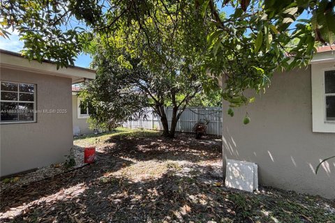 House in Miami, Florida 3 bedrooms, 201.23 sq.m. № 1929594 - photo 8