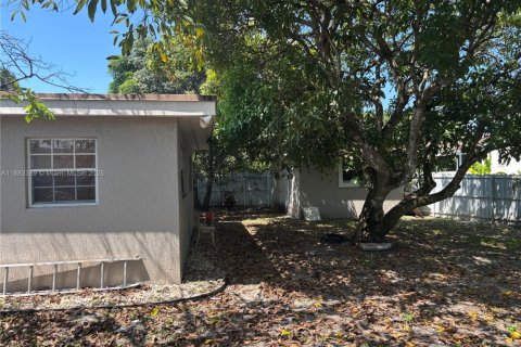 House in Miami, Florida 3 bedrooms, 201.23 sq.m. № 1929594 - photo 7