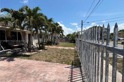 House in Miami, Florida 3 bedrooms, 201.23 sq.m. № 1929594 - photo 2