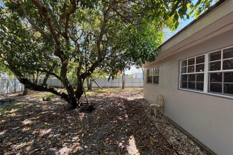 House in Miami, Florida 3 bedrooms, 201.23 sq.m. № 1929594 - photo 5