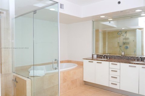 Condo in Hallandale Beach, Florida, 3 bedrooms  № 1860839 - photo 5