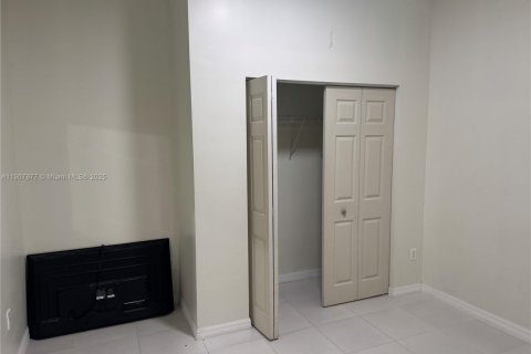 House in Miami, Florida 4 bedrooms, 181.07 sq.m. № 1967101 - photo 11