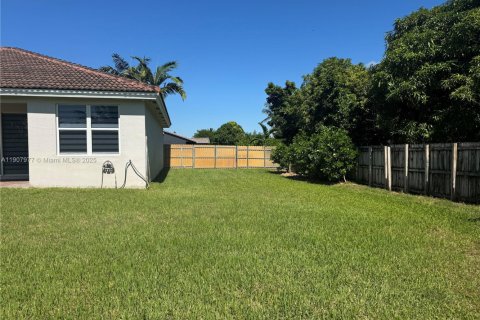 House in Miami, Florida 4 bedrooms, 181.07 sq.m. № 1967101 - photo 5