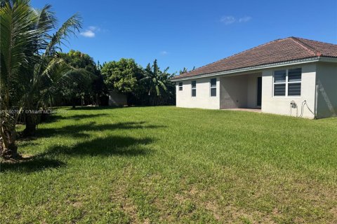 House in Miami, Florida 4 bedrooms, 181.07 sq.m. № 1967101 - photo 4