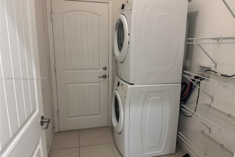 House in Miami, Florida 4 bedrooms, 181.07 sq.m. № 1967101 - photo 16