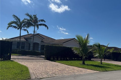 House in Miami, Florida 4 bedrooms, 181.07 sq.m. № 1967101 - photo 3