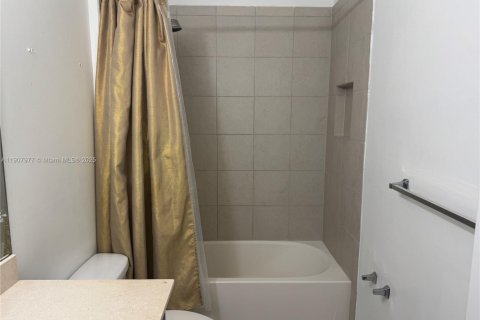 House in Miami, Florida 4 bedrooms, 181.07 sq.m. № 1967101 - photo 15