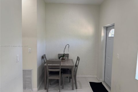 House in Miami, Florida 4 bedrooms, 181.07 sq.m. № 1967101 - photo 9