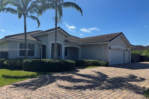 House in Miami, Florida 4 bedrooms, 181.07 sq.m. № 1967101 - photo 1