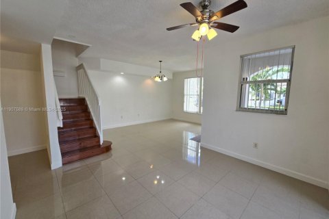 Снять в аренду таунхаус в Майами, Флорида 3 спальни, 122.63м2, № 1963925 - фото 8