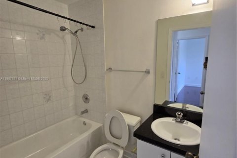 Снять в аренду таунхаус в Майами, Флорида 3 спальни, 122.63м2, № 1963925 - фото 20