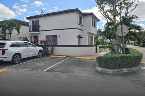 Снять в аренду таунхаус в Майами, Флорида 3 спальни, 122.63м2, № 1963925 - фото 3