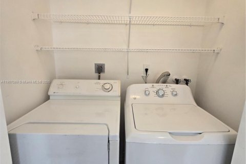Снять в аренду таунхаус в Майами, Флорида 3 спальни, 122.63м2, № 1963925 - фото 13