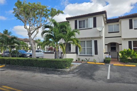 Снять в аренду таунхаус в Майами, Флорида 3 спальни, 122.63м2, № 1963925 - фото 1