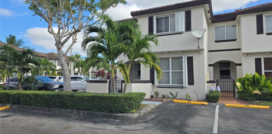 Таунхаус в Майами, Флорида 3 спальни, 122.63м2 № 1963925