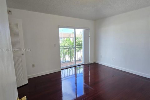 Снять в аренду таунхаус в Майами, Флорида 3 спальни, 122.63м2, № 1963925 - фото 15