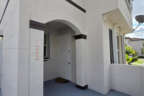 Снять в аренду таунхаус в Майами, Флорида 3 спальни, 122.63м2, № 1963925 - фото 4